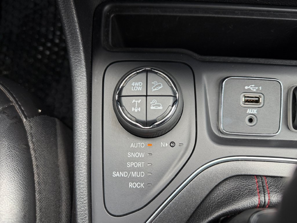 Used 2020 Jeep Cherokee Trailhawk w/ Cold Weather Group AWD/4WD image 27