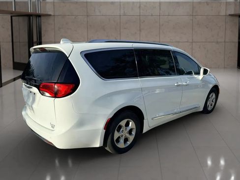 Used 2017 Chrysler Pacifica Touring-L Plus FWD image 3