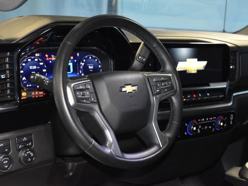 Used 2025 Chevrolet Silverado 1500 LT image 2