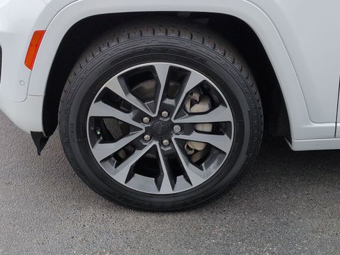 Used 2022 Jeep Grand Cherokee Overland w/ Adv Protech Group III image 9