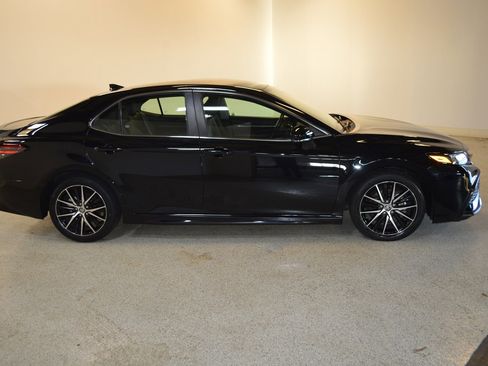 Used 2023 Toyota Camry SE image 2