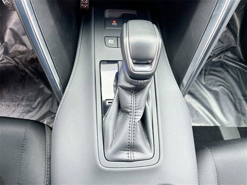 Used 2024 Toyota Venza LE image 17