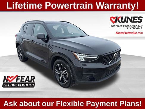 Used 2024 Volvo XC40 B5 Core AWD/4WD image 1
