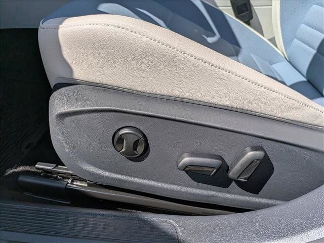 Certified 2025 Volkswagen Jetta SE w/ Sunroof Package FWD image 22