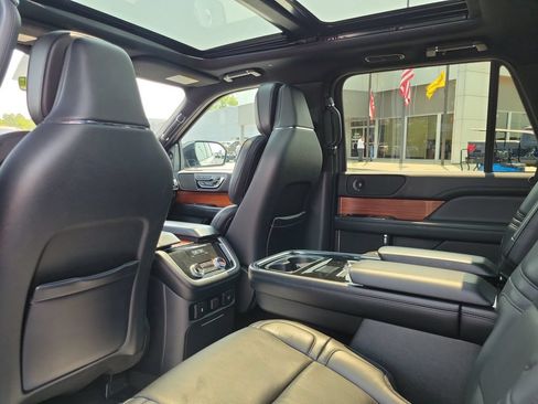 Used 2019 Lincoln Navigator Reserve AWD/4WD image 16