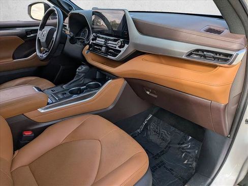 Used 2021 Toyota Highlander Platinum image 22