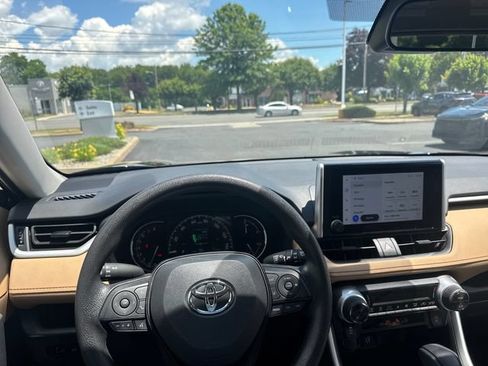 Used 2025 Toyota RAV4 XLE AWD/4WD image 10