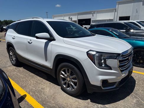 Used 2024 GMC Terrain SLT FWD image 1