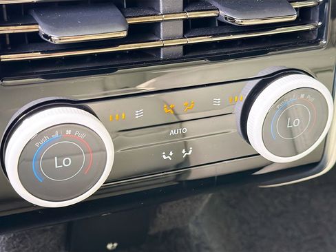 Used 2025 Land Rover Range Rover SV image 21