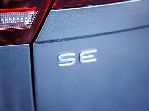 Used 2022 Volkswagen Tiguan SE R-Line image 10