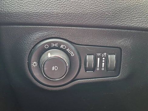 Used 2019 Jeep Compass Latitude w/ Popular Equipment Group FWD image 11