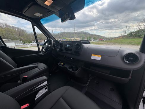 Used 2025 Mercedes-Benz Sprinter 2500 image 44