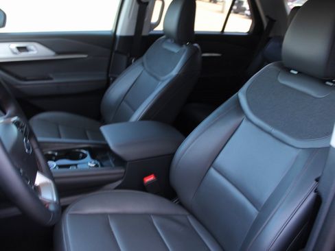 Used 2025 Ford Explorer Active w/ Active Comfort Package image 37
