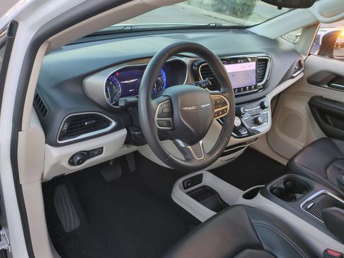 Used 2023 Chrysler Pacifica Touring-L FWD image 10