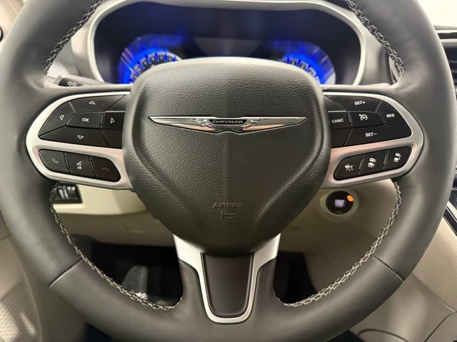 Used 2024 Chrysler Pacifica Touring-L AWD/4WD image 46