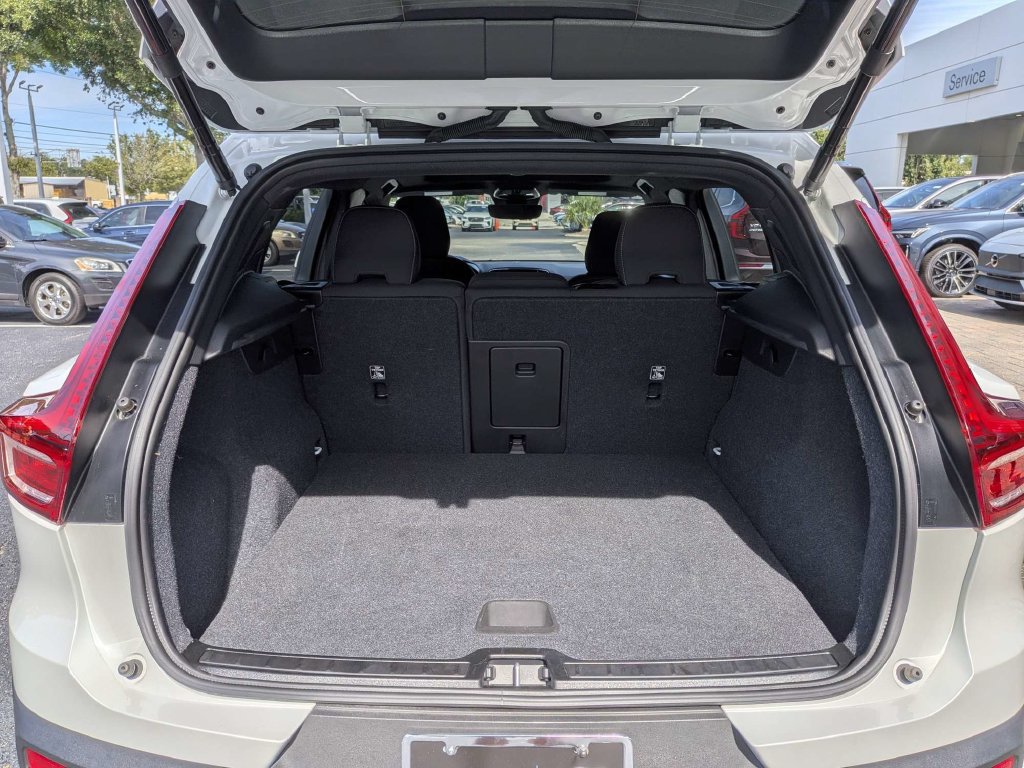 Used 2025 Volvo XC40 B5 Core AWD/4WD image 13