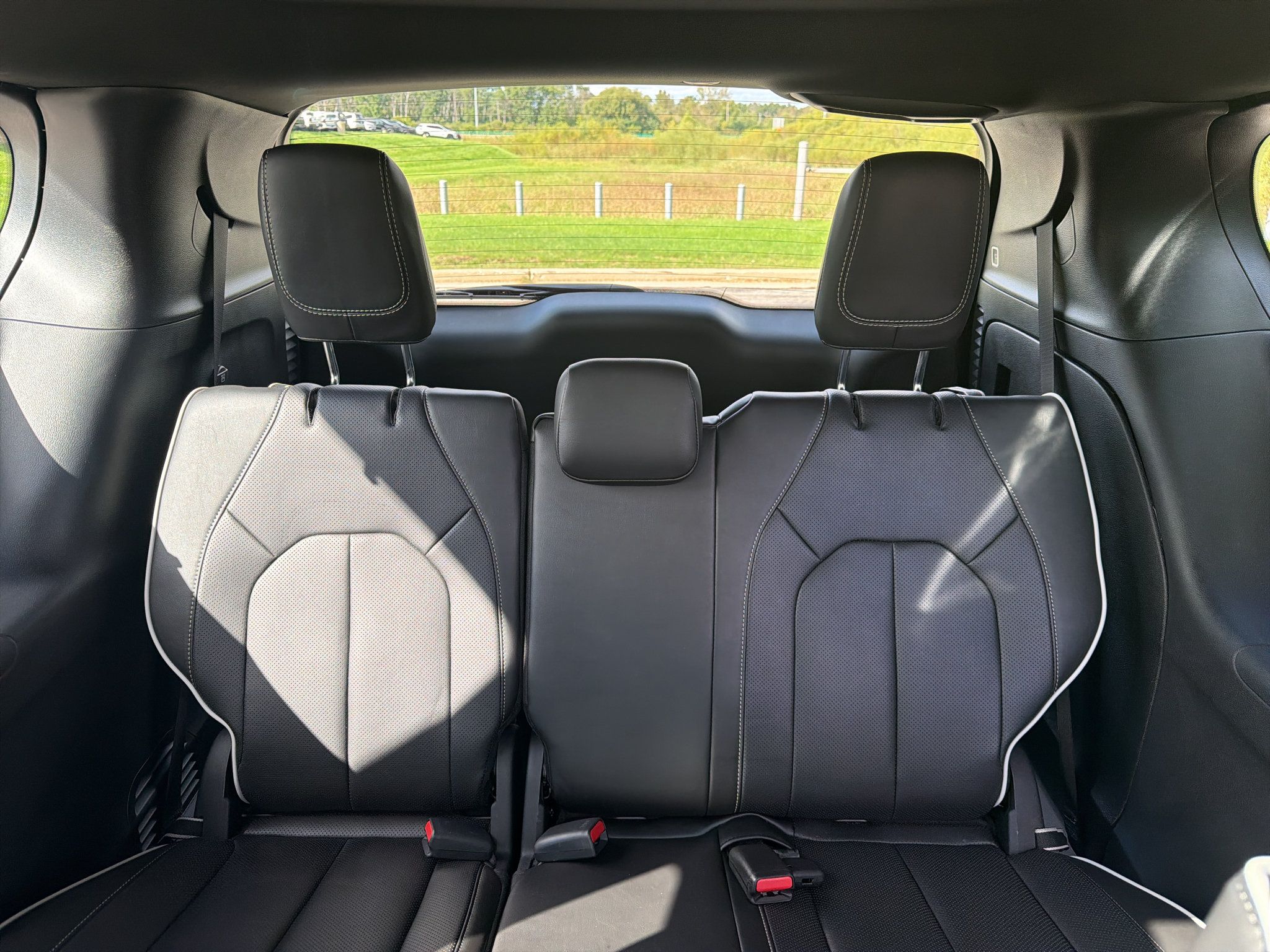 Used 2025 Chrysler Pacifica Limited AWD/4WD image 37