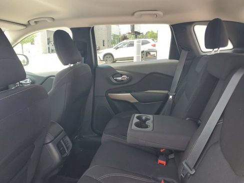 Used 2017 Jeep Cherokee Latitude w/ Comfort/Convenience Group FWD image 8