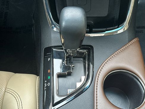 Used 2016 Toyota Avalon Limited w/ Toyota Safety Sense Package image 16