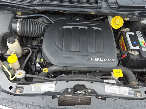 Used 2013 Chrysler Town & Country Touring FWD image 20