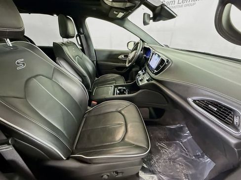 Used 2025 Chrysler Pacifica Limited image 29