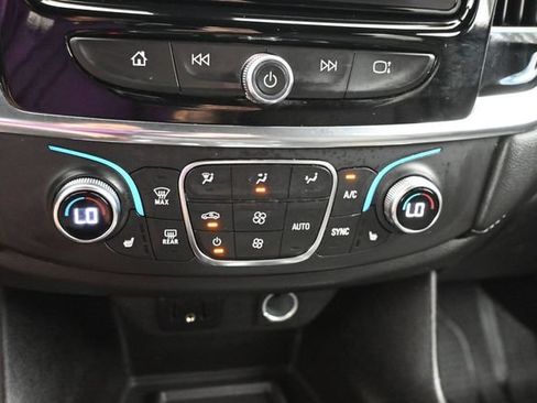 Used 2023 Chevrolet Traverse LT FWD image 17