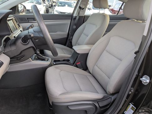 Used 2017 Hyundai Elantra SE image 28