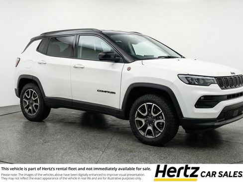 Used 2025 Jeep Compass Trailhawk image 1
