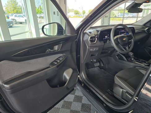 Used 2025 Chevrolet TrailBlazer LT AWD/4WD image 32