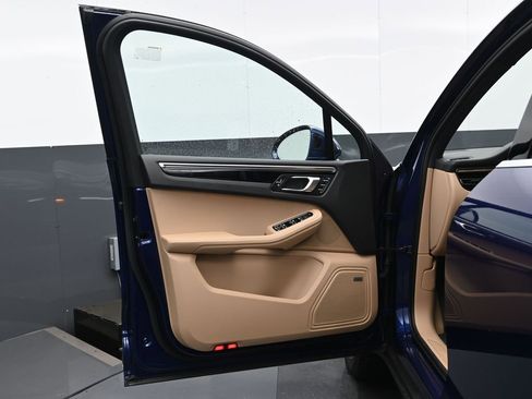 Certified 2024 Porsche Macan image 8