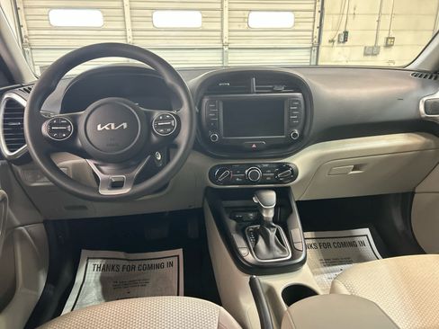 Used 2025 Kia Soul LX w/ LX Technology Package FWD image 4