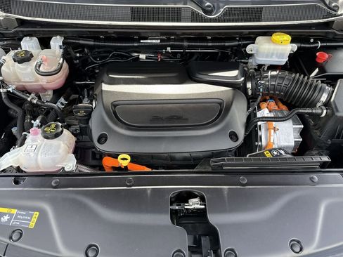 Used 2024 Chrysler Pacifica Select image 32