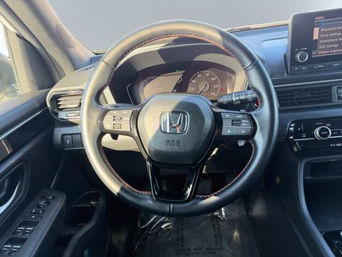 Used 2025 Honda Pilot Sport image 17