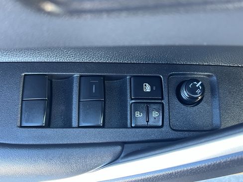 Used 2024 Toyota Corolla Cross LE image 12