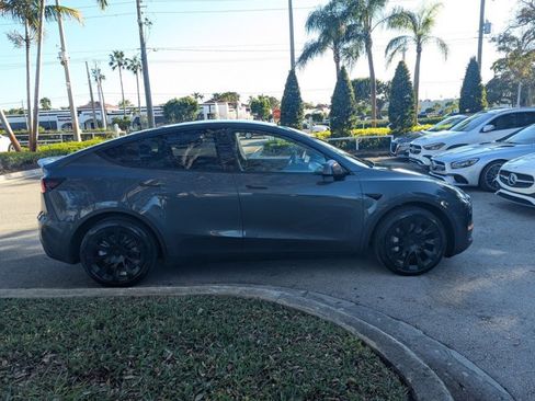 Used 2021 Tesla Model Y Long Range image 4