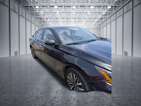 Used 2024 Nissan Altima 2.5 SV FWD image 3