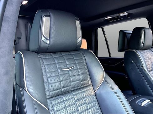 Used 2024 Cadillac Escalade Sport Platinum w/ LPO, ONYX Package AWD/4WD image 9