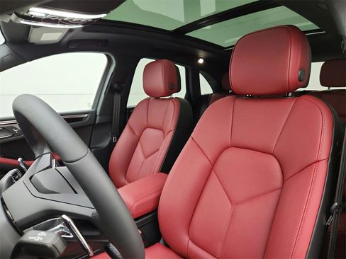 Used 2025 Porsche Macan image 5