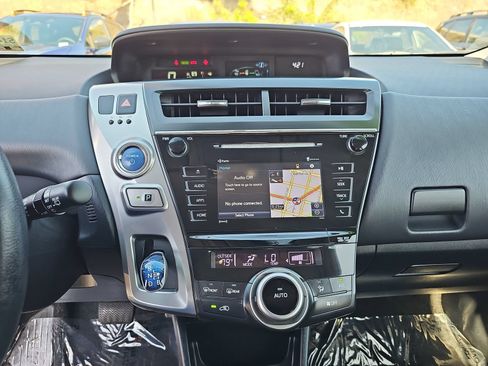 Used 2017 Toyota Prius V Four w/ Carpet Mat Package FWD image 18
