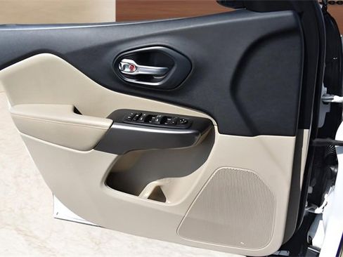 Used 2019 Jeep Cherokee Latitude w/ Popular Appearance Group image 11