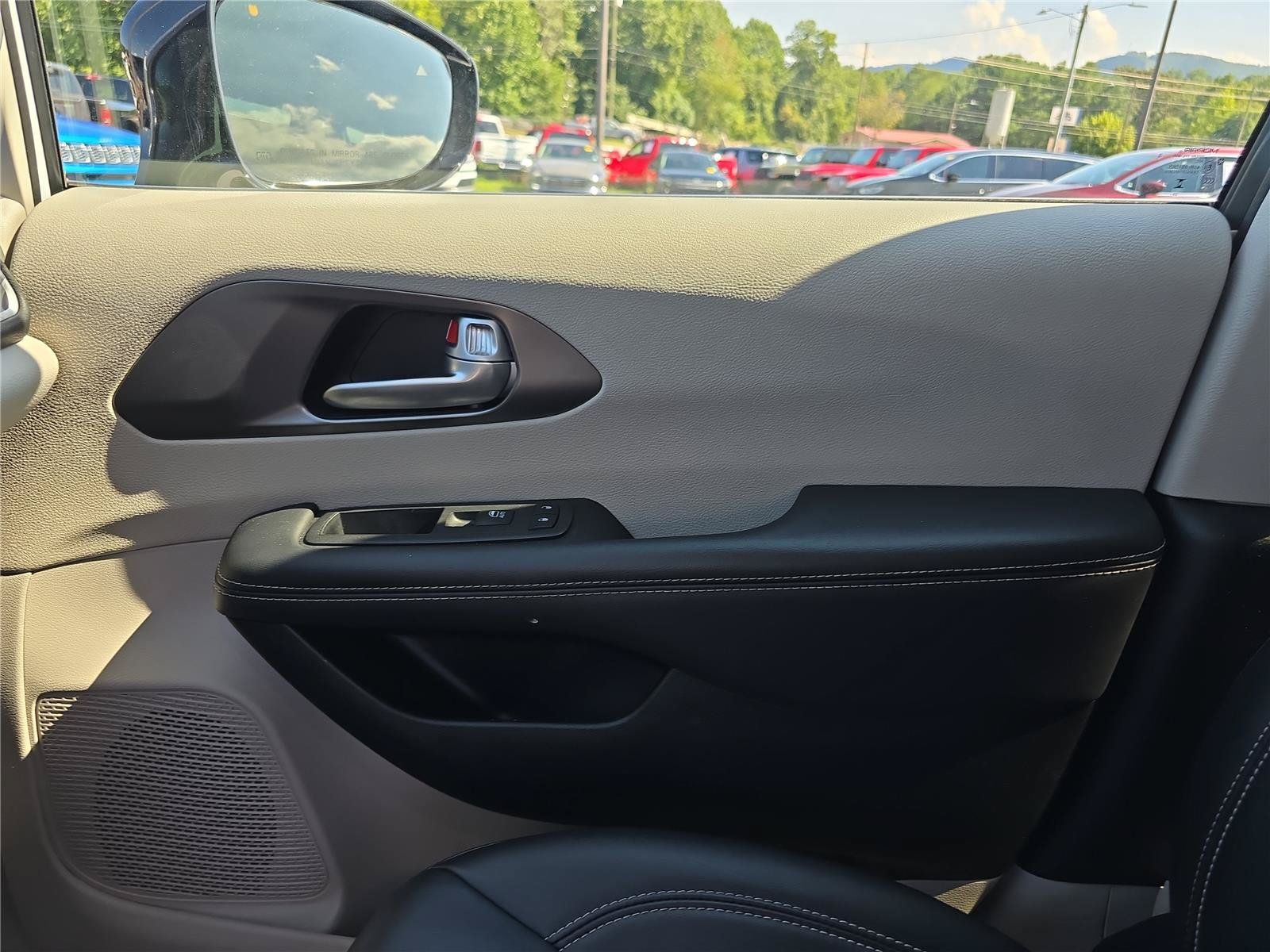 Used 2024 Chrysler Pacifica Touring-L FWD image 22