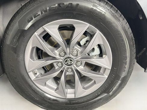Used 2025 Toyota Sienna XLE FWD image 32