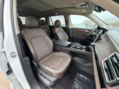 Used 2025 Volkswagen Atlas SEL AWD/4WD image 15