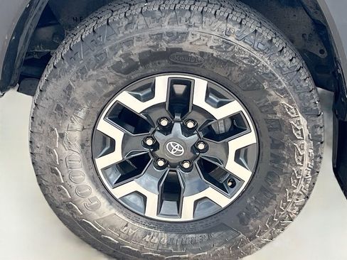 Used 2022 Toyota Tacoma TRD Off-Road w/ Technology Package AWD/4WD image 29