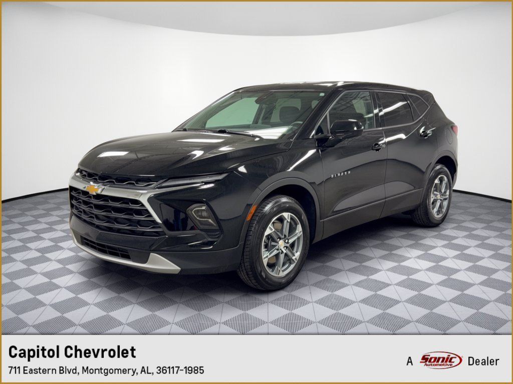 Used 2025 Chevrolet Blazer LT FWD image 1