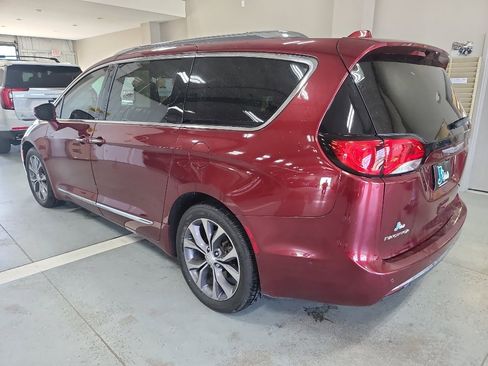 Used 2017 Chrysler Pacifica Limited image 7