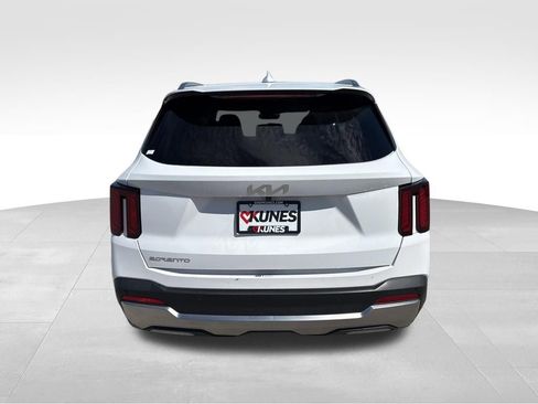 Used 2024 Kia Sorento S image 8