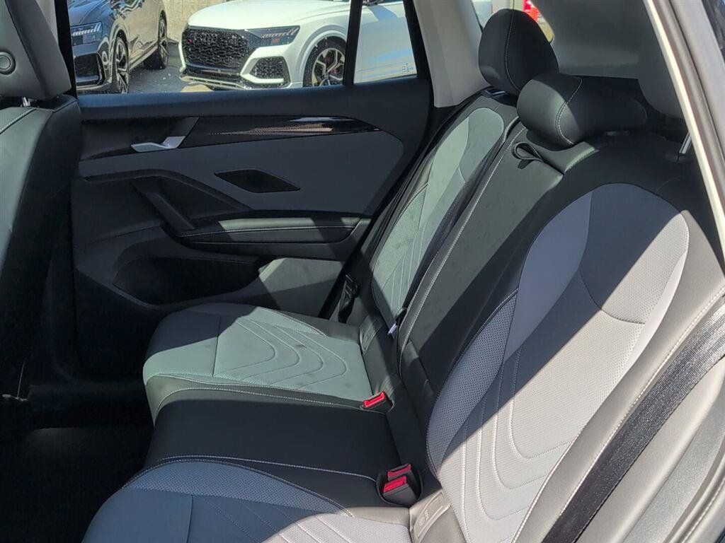 Used 2025 Volkswagen Tiguan SE w/ Panoramic Sunroof Package FWD image 16