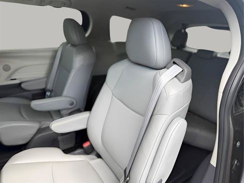 Used 2021 Toyota Sienna XLE AWD/4WD image 30
