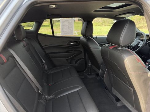 Used 2025 Chevrolet Trax RS w/ Sunroof Package FWD image 30